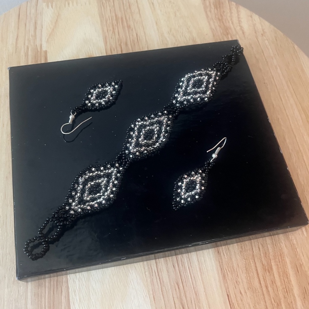 Lot of black and white handmade in Guatemala beads earrings and bracelet NWOT